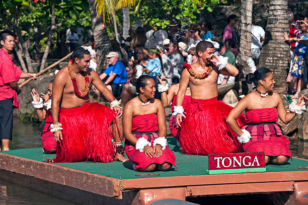 полинезийского танцоров - tongan dance стоковые фото и изображения