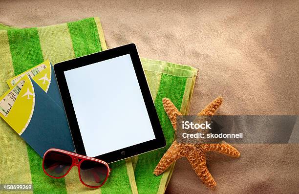 Apple Ipad Ii Na Plaży - zdjęcia stockowe i więcej obrazów Bez ludzi - Bez ludzi, Biały, Bilet
