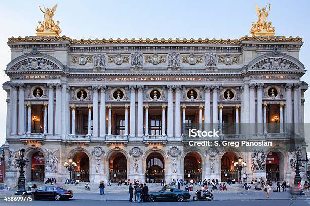 Ópera Garnier - Fotografias de stock e mais imagens de Paris - França - Paris - França, Ópera - Edifício de Entretenimento, Ao Ar Livre