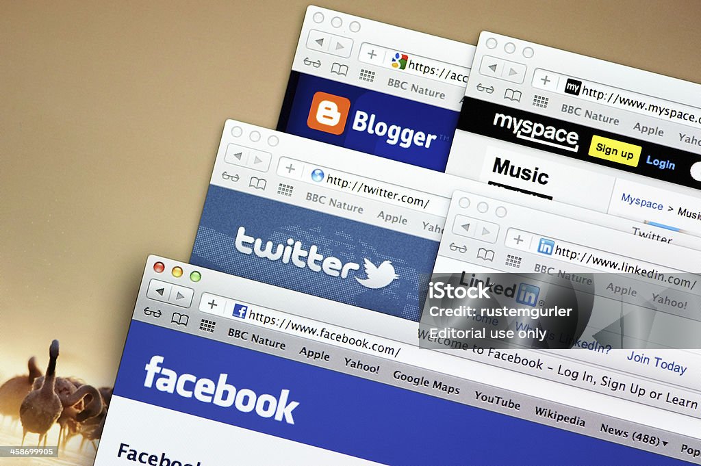 Веб-сайты социальных медиа на экране компьютера - Стоковые фото Brand Name Online Messaging Platform роялти-фри