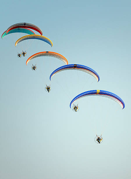 paraglider 전람회 - extreme sports air sport recreational pursuit ultralight 뉴스 사진 이미지