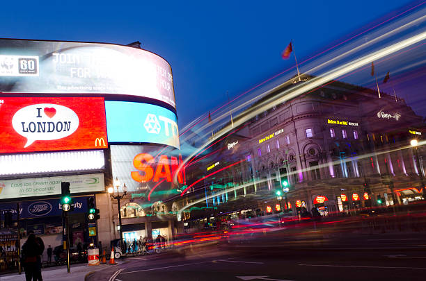 piccadilly circus, londres - travel destinations outdoors tourist uk imagens e fotografias de stock