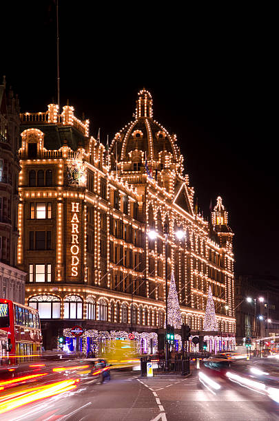 kaufhaus harrods in london, weihnachten dekorationen - harrods stock-fotos und bilder