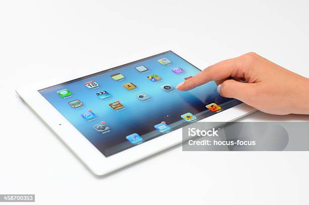 Foto de Tocar Ipad 3 e mais fotos de stock de Adulto - Adulto, Aplicação móvel, Comunicação