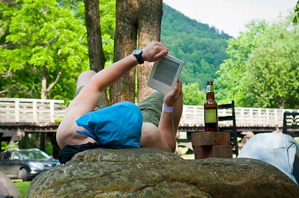 em até-alpinista leitura com um kindle em damasco trail dias - appalachian trail virginia - fotografias e filmes do acervo