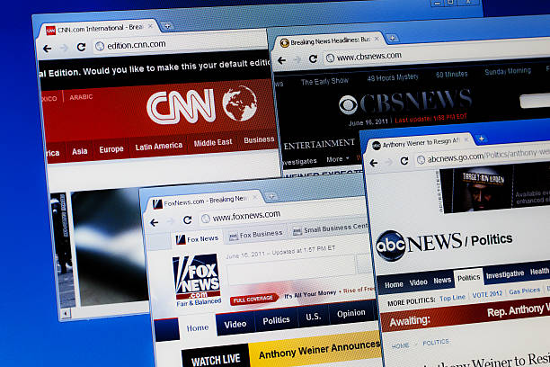 siti web di notizie online su schermo del computer. cnn, fox, abc, cbs. - fox network foto e immagini stock