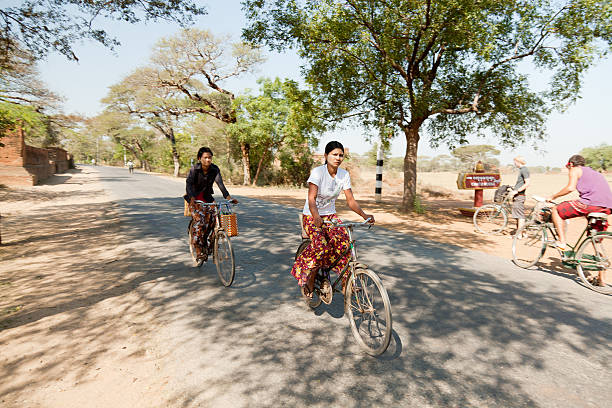 현지 사람들은 바간 - vibrant color front view bagan myanmar 뉴스 사진 이미지