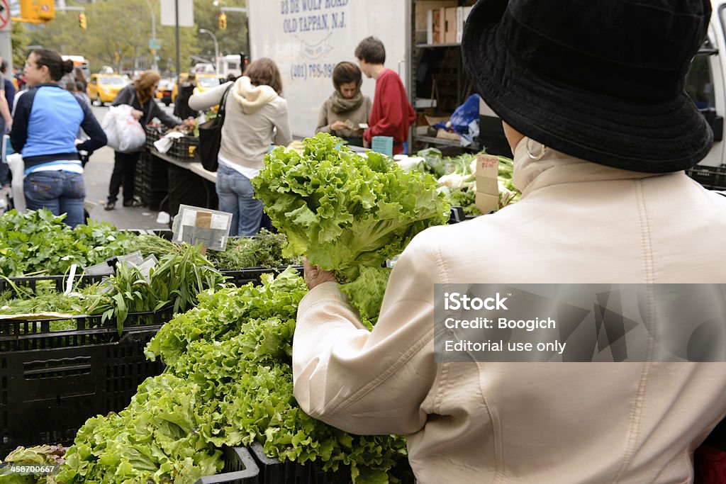 Prelievo da produrre presso il Farmer's Market - Foto stock royalty-free di Adulto