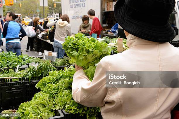 Prelievo Da Produrre Presso Il Farmers Market - Fotografie stock e altre immagini di Adulto - Adulto, Affari, Alimentazione sana