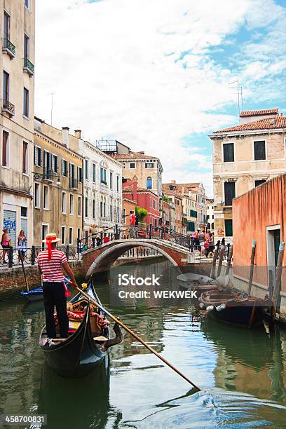 Photo libre de droit de Gondolier En Gondole Dans Le Canal Venise Italie banque d'images et plus d'images libres de droit de Assis - Assis, Bâtiment vu de l'extérieur, Canal - Eau vive