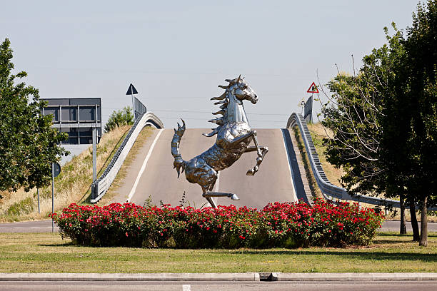 ferrari a maranello prancing statua di cavallo - team modena foto e immagini stock