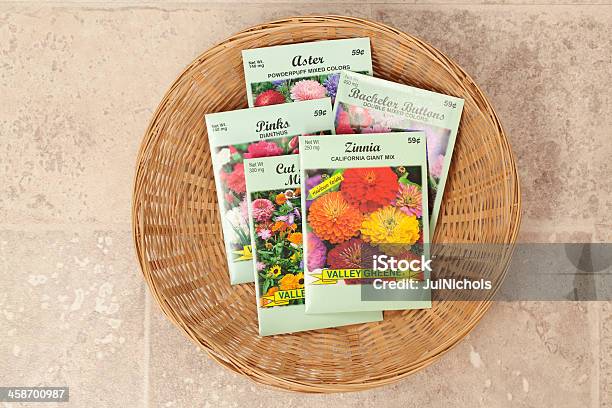 Cesta De Flores De Semillas De Paquetes Foto de stock y más banco de imágenes de Bolsita - Bolsita, Semilla, Flor