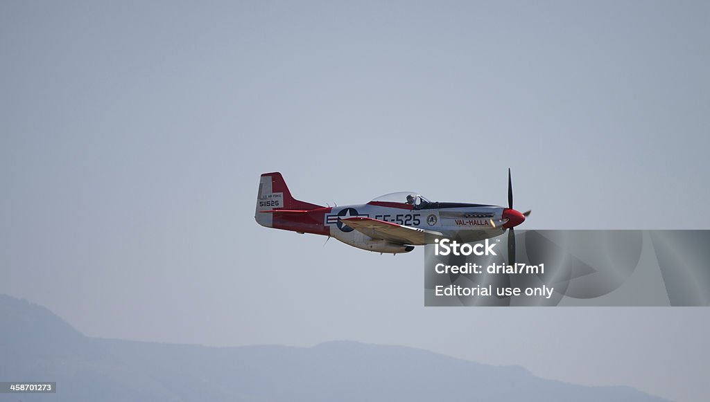 P - 51 Mustang in volo - Foto stock royalty-free di A mezz'aria