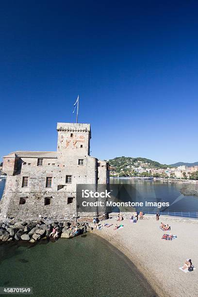 Rapallo Castillo En La Riviera Di Levante Italia Foto de stock y más banco de imágenes de Agua - Agua, Aire libre, Aldea