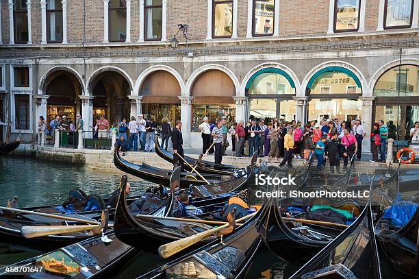 Gondolas Em Veneza - Fotografias de stock e mais imagens de Canal - Água Corrente - Canal - Água Corrente, Cidade, Cultura Italiana