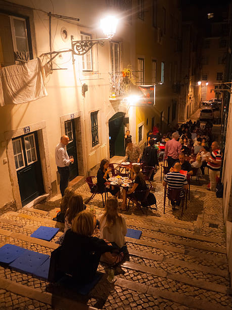 ristorante a lisbona contralto di barrio - lisbon portugal night people barrio alto foto e immagini stock