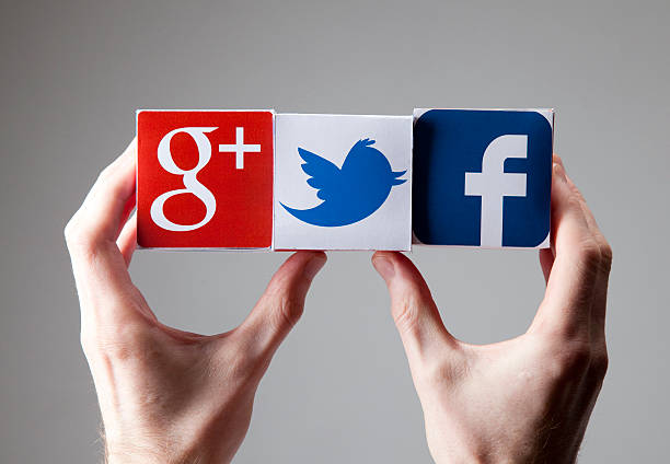 mão masculina dá uma rede social de blocos - google social networking service imagens e fotografias de stock