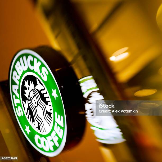 Кафе Starbucks Signboard — стоковые фотографии и другие картинки Starbucks - Starbucks, Ночь, Нью-Йорк