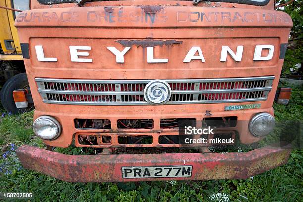 Stary Leyland Samochód Ciężarowy W Scrapyard Anglia - zdjęcia stockowe i więcej obrazów Bez ludzi