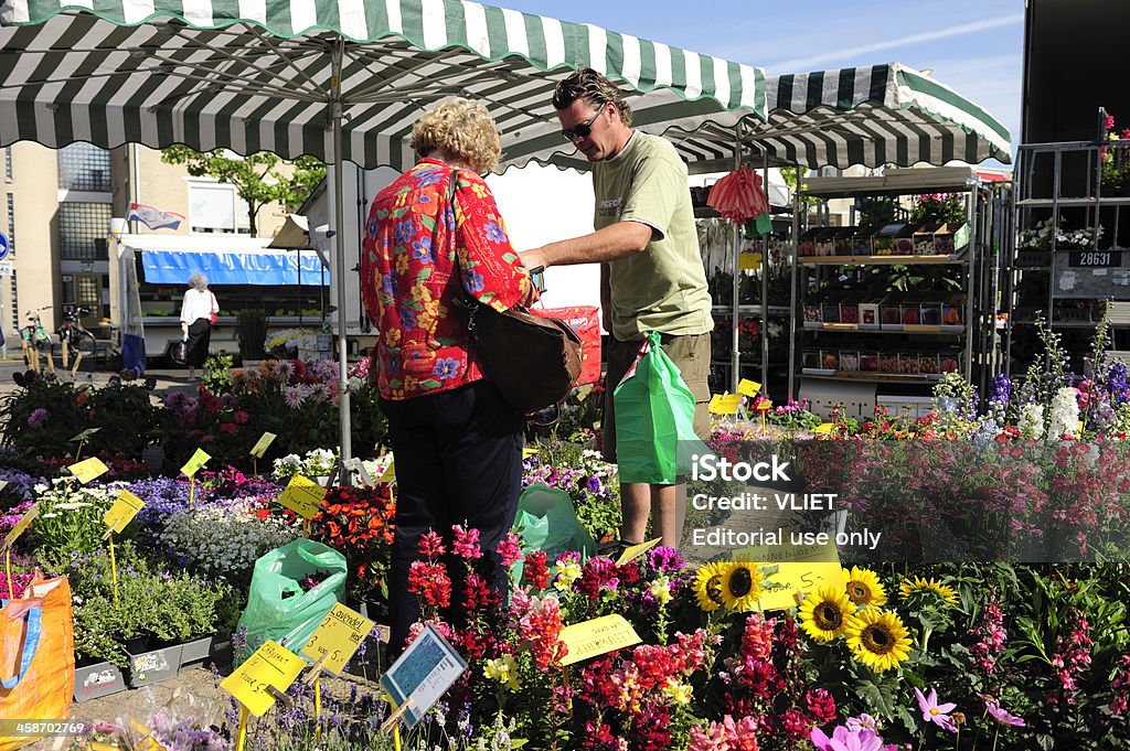 Cliente em um mercado de flores em Maarssen, Holanda - Foto de stock de Mercado de flores royalty-free