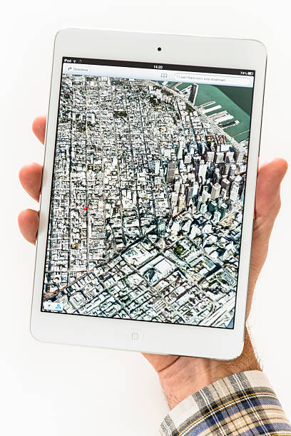 mano humana sosteniendo el nuevo ipad mini apple mapas aplicación - ipad mini human hand ipad ipadmini fotografías e imágenes de stock