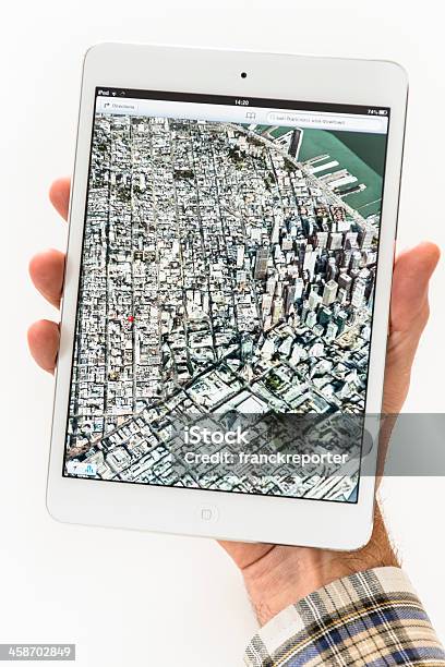 Ludzką Ręką Trzymając Nowy Ipad Mini Apple Mapy Aplikacji - zdjęcia stockowe i więcej obrazów Tablet
