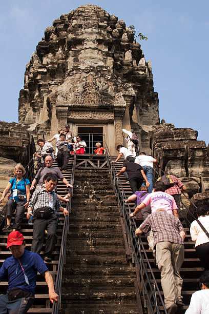 subir a la terraza del tercer ankor wat - ankor fotografías e imágenes de stock