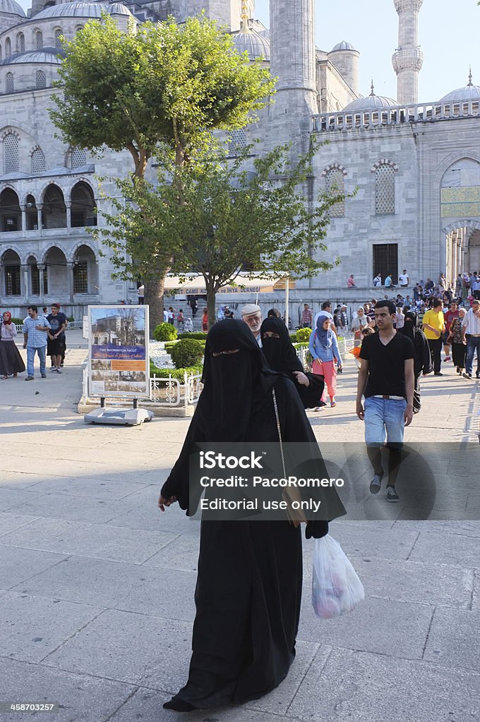 Donna con burka fuori la Moschea Blu di Istanbul - Foto stock royalty-free di Abbigliamento modesto