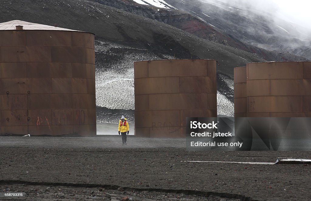 Touristen gehen in der verrostete Ersatz von Heizkesseln auf Deception Island - Lizenzfrei Antarktis Stock-Foto