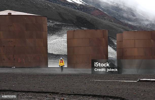 Touristen Gehen In Der Verrostete Ersatz Von Heizkesseln Auf Deception Island Stockfoto und mehr Bilder von Antarktis