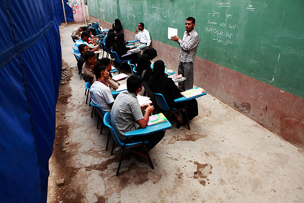 Os professores conduta classe em Karachi, Paquistão - foto de acervo