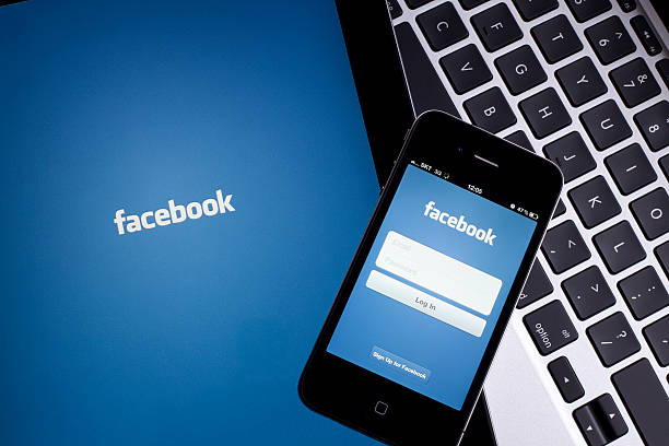 facebook auf tablet pc - telephone application software editorial symbol stock-fotos und bilder