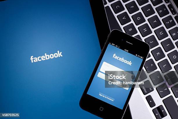 Facebook Na Tablet - zdjęcia stockowe i więcej obrazów Sieć społeczna - Sieć społeczna, Ekran urządzenia, Monitor komputerowy