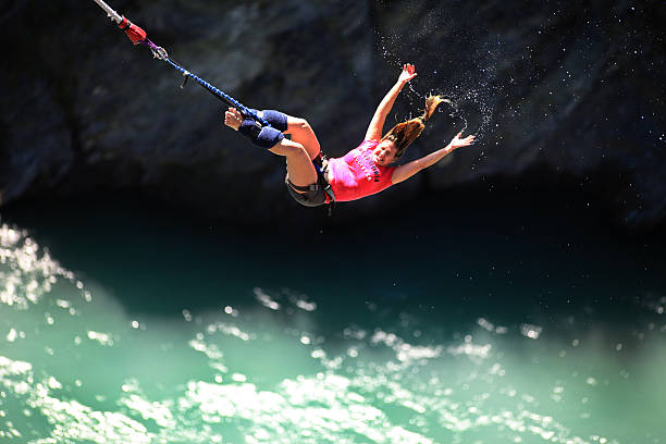 bungy saltar - bridge people fun river imagens e fotografias de stock