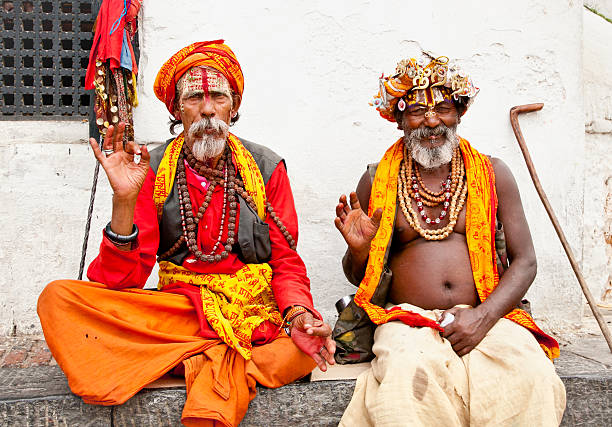 святой садху мужчин с традиционными окрашенный лицо, благословение в pashup - india sadhu nepalese culture nepal стоковые фото и изображения