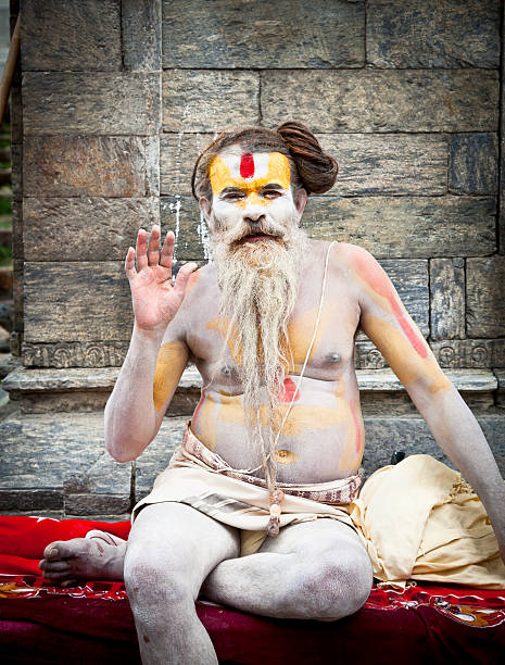 shaiva sadhu poszukuje proszalny na pashupatinath temple w kathmandu - india sadhu nepalese culture nepal zdjęcia i obrazy z banku zdjęć