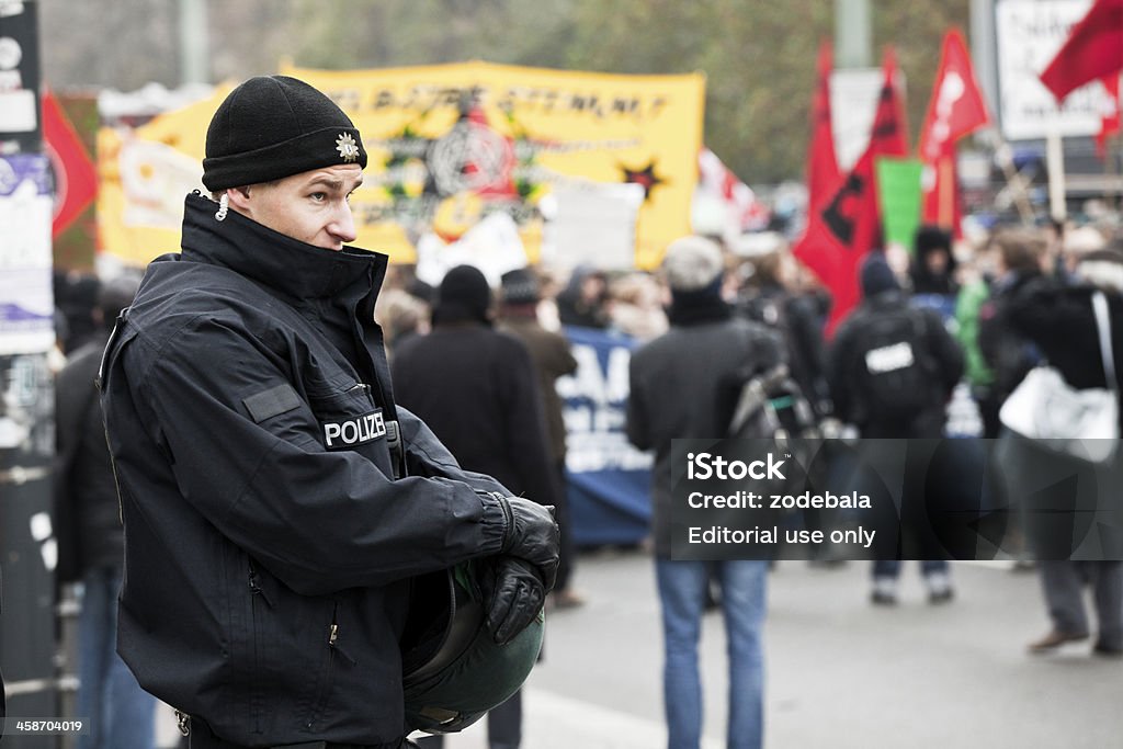 Rivolta Policeman a uno studente Demostration a Berlino, Germania - Foto stock royalty-free di Educazione