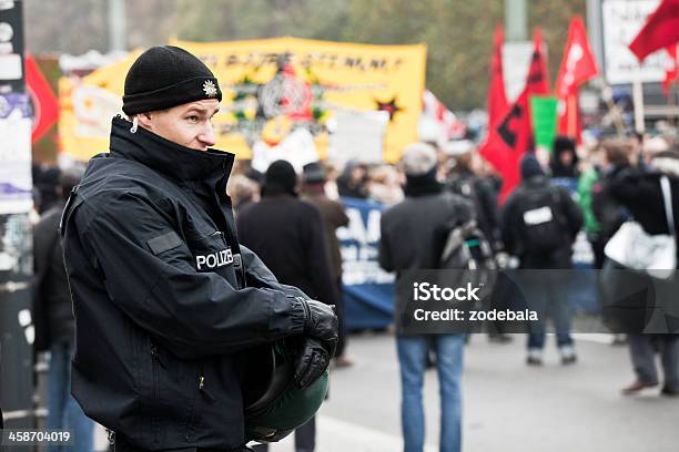 Rivolta Policeman A Uno Studente Demostration A Berlino Germania - Fotografie stock e altre immagini di Educazione