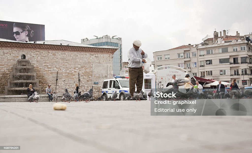 Mann Fütterung von Tauben in Taksim-Platz - Lizenzfrei Beengt Stock-Foto