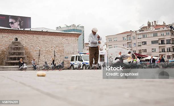 Mann Fütterung Von Tauben In Taksimplatz Stockfoto und mehr Bilder von Beengt - Beengt, Erwachsene Person, Farbbild