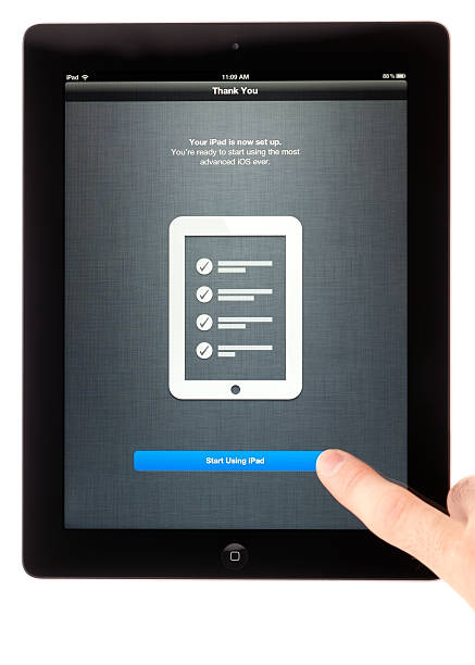 doigt toucher bouton terminer, la configuration initiale du nouvel ipad 3 - ipad 3 ipad clipping path connection photos et images de collection