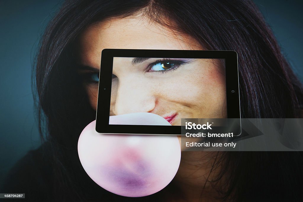 iPad 3 démontrer écran Retina - Photo de Adulte libre de droits