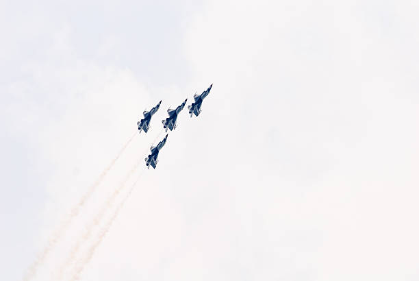 thunderbirds (da força aérea dos eua) - fighter plane airplane teamwork air force - fotografias e filmes do acervo