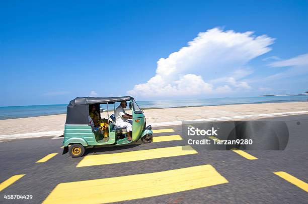 Autoriquexó Correr Na Rua De Colombo E Sri Lanka - Fotografias de stock e mais imagens de Ao Ar Livre - Ao Ar Livre, Auto-Riquexó, Capitais internacionais