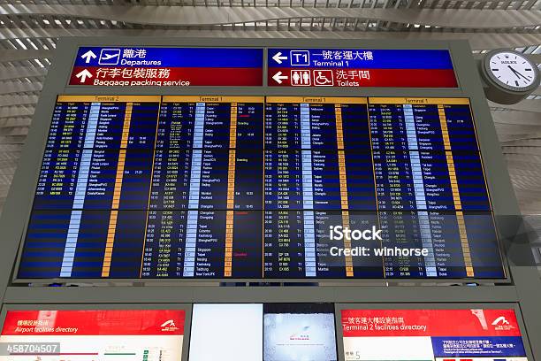 Placa De Partidas Do Aeroporto Internacional De Hong Kong - Fotografias de stock e mais imagens de Aeroporto