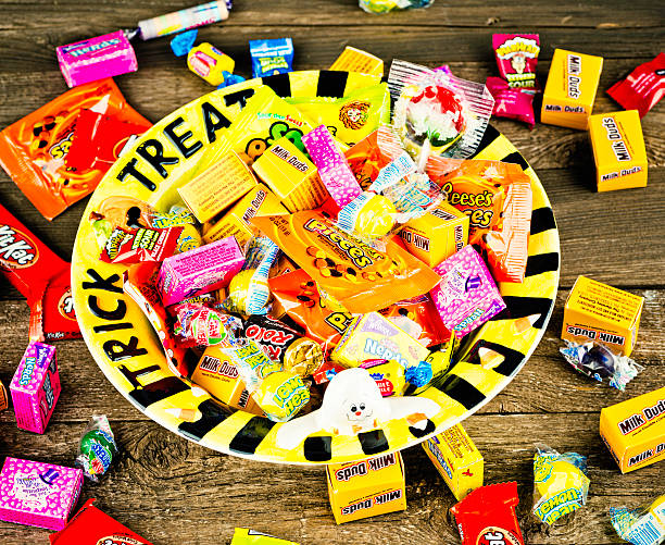 хэллоуин конфеты в игра угощай или пожалеешь чаша - sweetarts стоковые фото и изображения