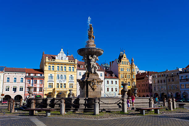 praça no centro histórico de ceske budejovice - editorial built structure fountain town square imagens e fotografias de stock