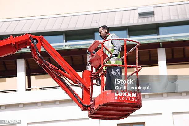 Arbeiter Auf Der Arbeitsplattform Stockfoto und mehr Bilder von Maschinenteil - Ausrüstung und Geräte - Maschinenteil - Ausrüstung und Geräte, Hebebühne, Korbkran