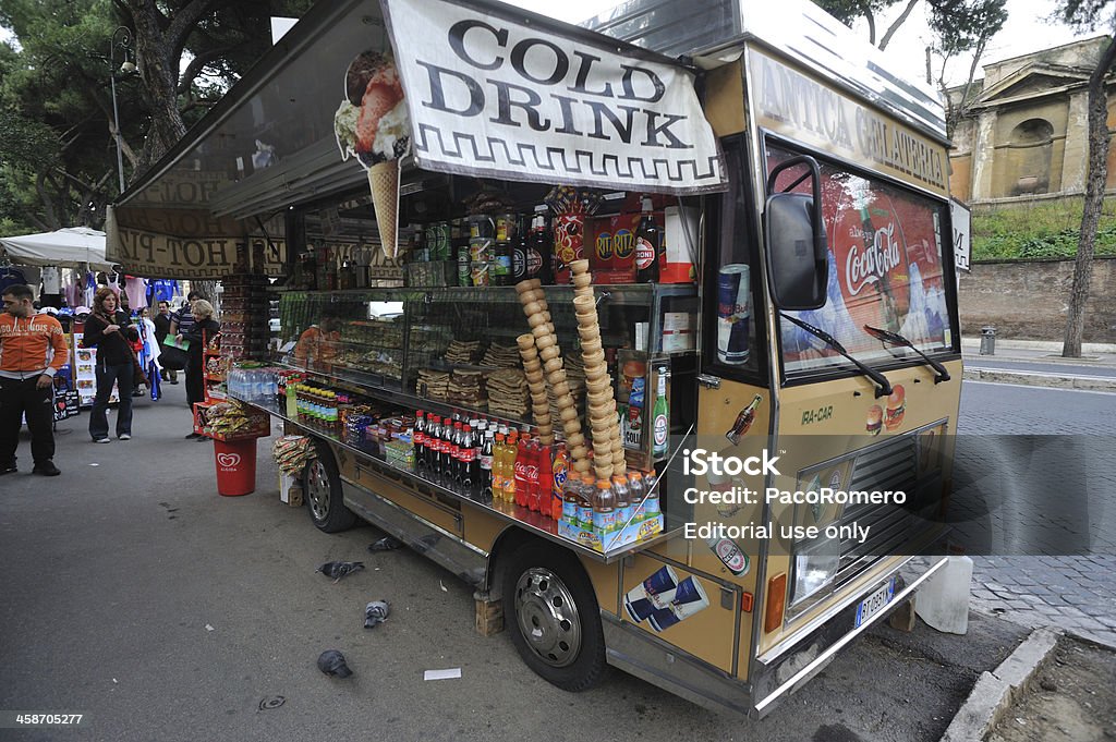 Veículo de bens pesado nas ruas de Roma venda refreshments para turistas - Royalty-free Atividades de Fim de semana Foto de stock