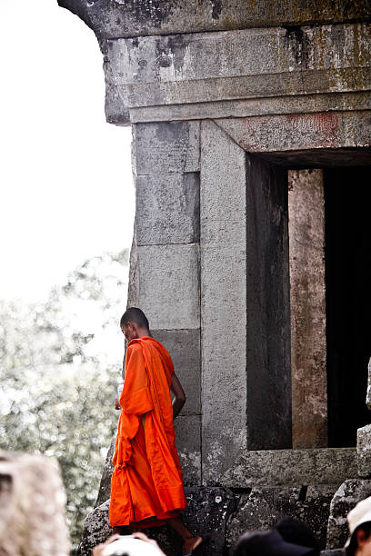 仏教僧から下にございます。 - cambodia monk buddhism angkor wat ストックフォトと画像